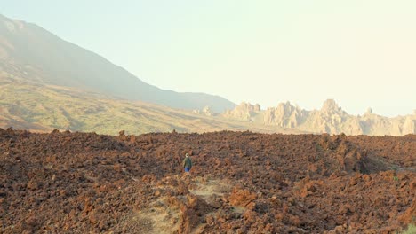 solitario sobreviviente en el planeta marte, vista panorámica de gran ángulo