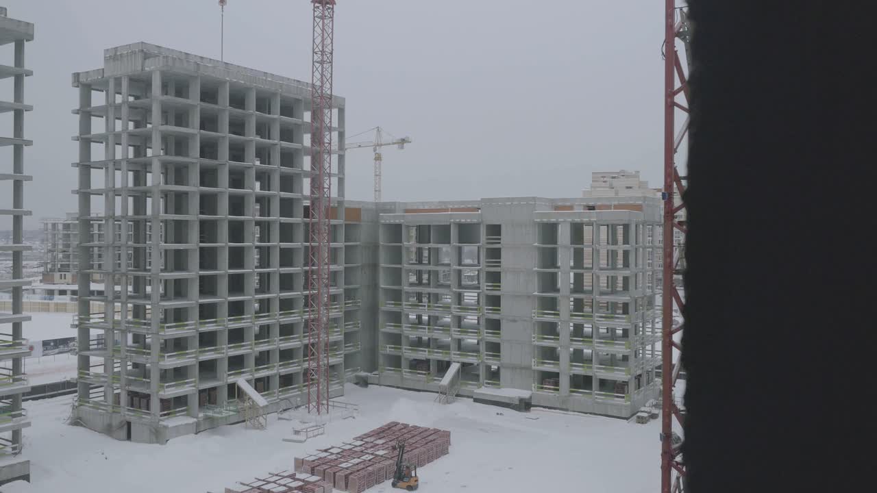 sitio de construcción en invierno con nieve