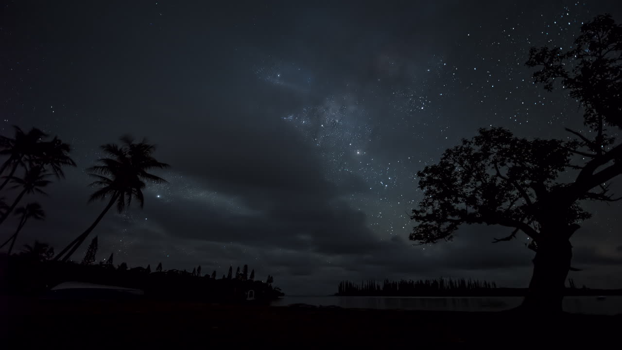 Selang Waktu Malam yang Menakjubkan dari Galaksi Bima Sakti di Pantai Wadaou, Kaledonia Baru