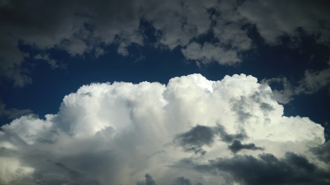 lapso de tiempo de una gran nube blanca con fondo de cielo azul, las nubes se transformaron en cúmulos con un clima dramático