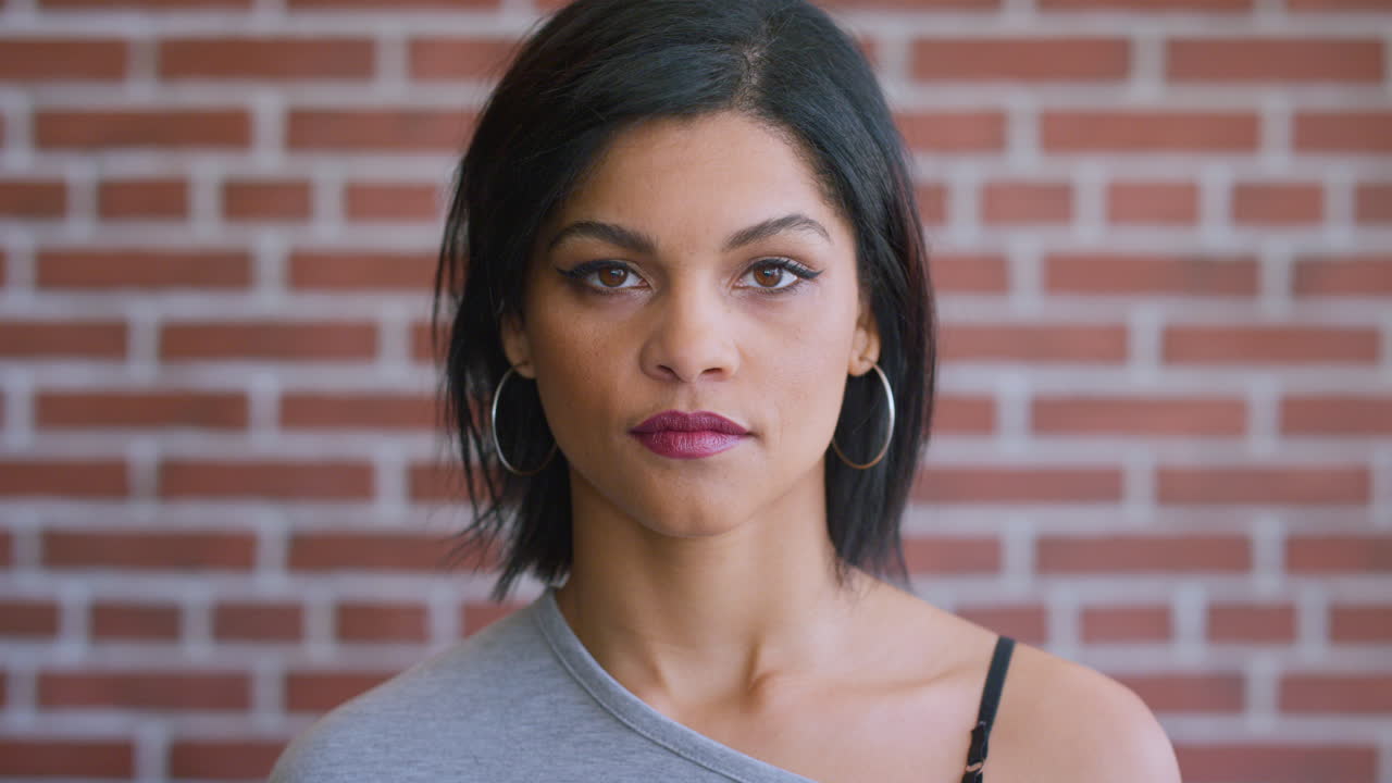 cara, frente y un artista de maquillaje serio