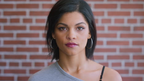 cara, frente y un artista de maquillaje serio