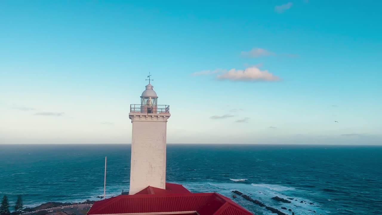 남아프리카 공화국의 모셀베이에 있는 파란 하늘과 바다 배경의 등대.
