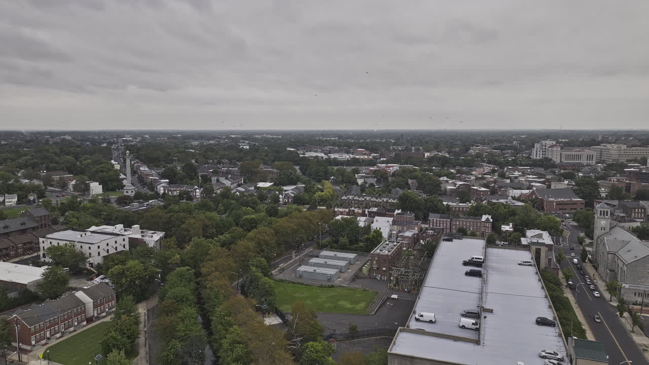 trenton new jersey aerial v2 low flyover north 25 capturando un barrio residencial frondoso, un parque comunitario y el paisaje urbano del centro bajo un cielo nublado - filmado con mavic 3 pro cine - septiembre 2023
