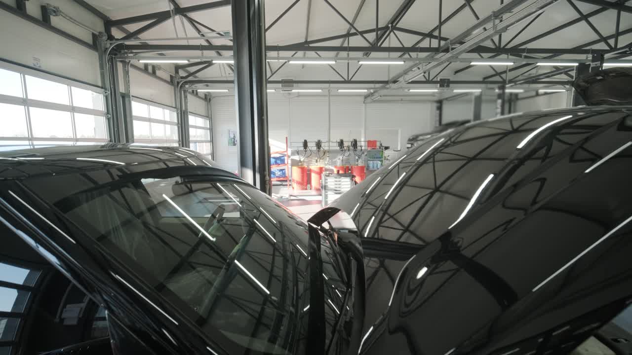 자동차 수리 공장에서 유지 보수 중인 자동차