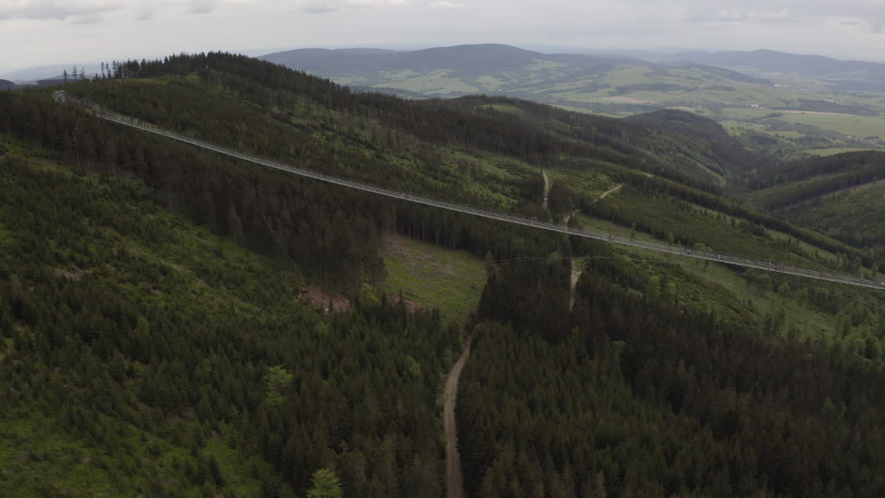puente colgante más largo del mundo sobre el valle en chequia, disparo de drones