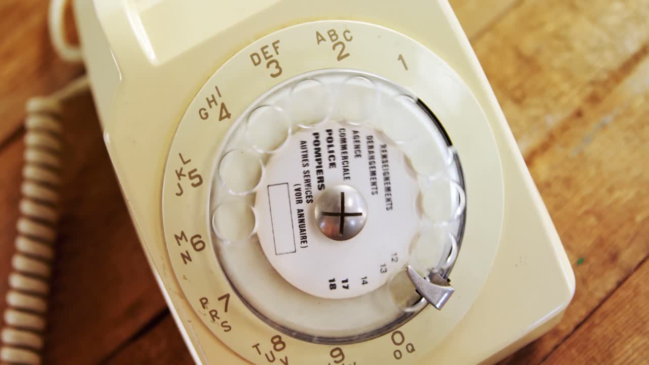 mano de una persona marcando el número en un teléfono vintage 4k