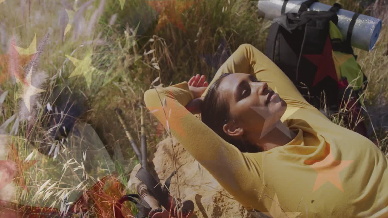 animación de la bandera de los estados unidos de américa sobre una mujer relajándose en la naturaleza