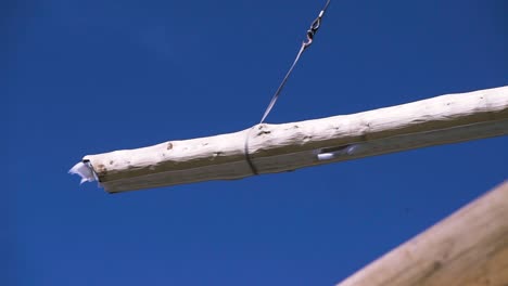 construcción de cabañas de madera con grúa