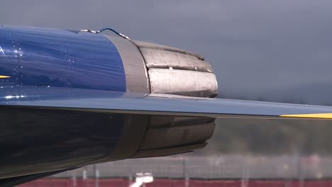 los propulsores se abren en el jet ángel azul en la pista