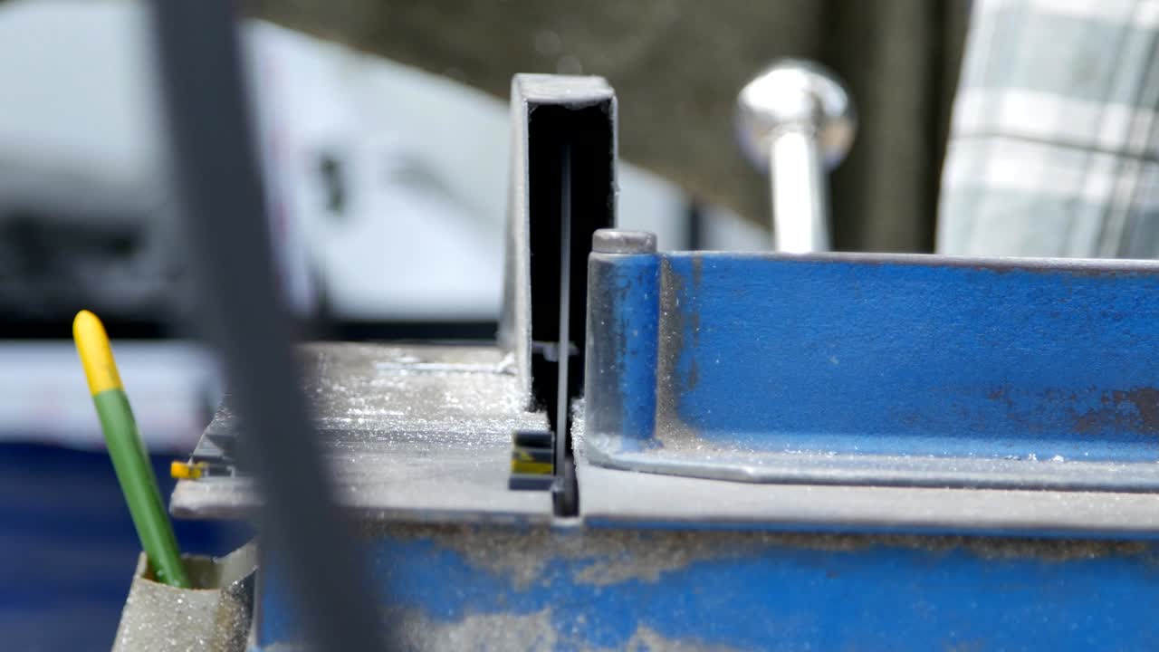 trabajador profesional que corta aluminio con cuchilla de molienda
