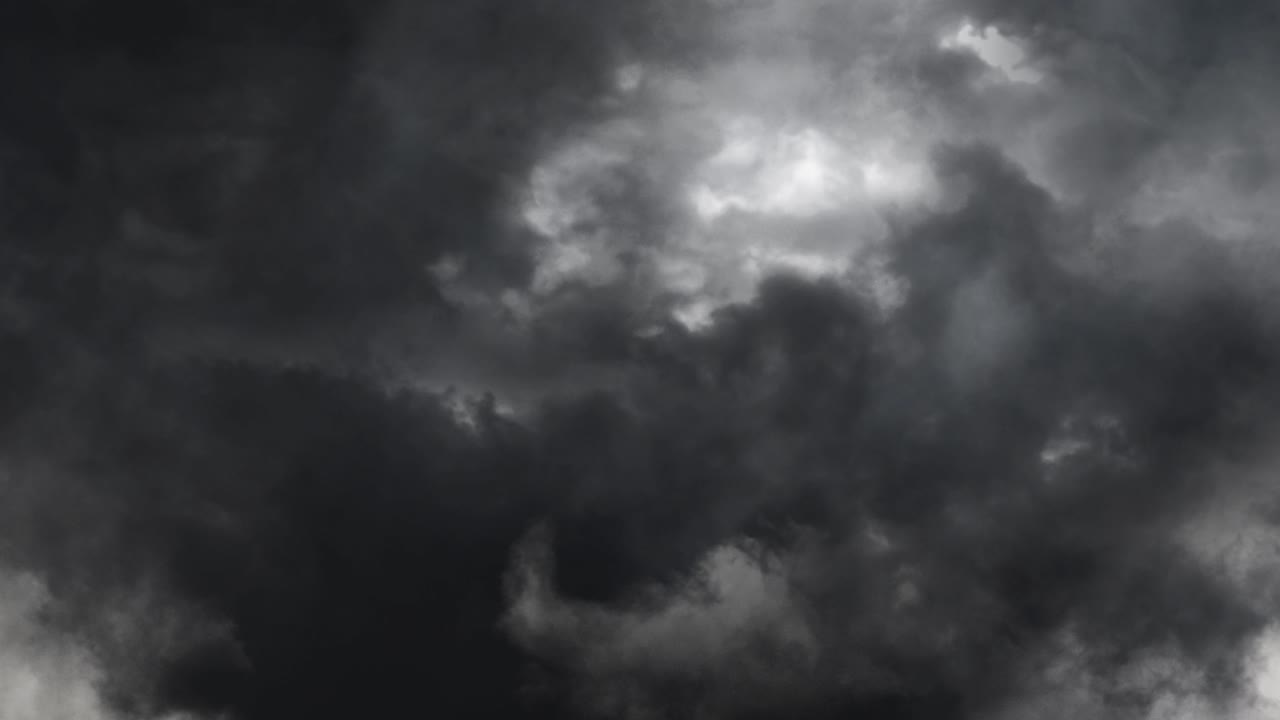 tormenta de lluvia moviéndose sobre el cielo oscuro con relámpagos