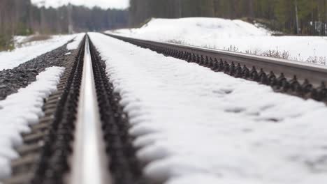 nieve en las vías del tren. enfoque selectivo