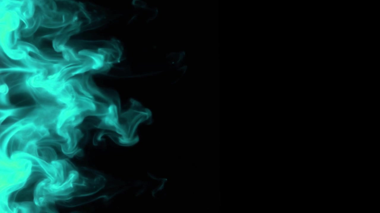 Fumo ciano astratto che scorre su sfondo nero