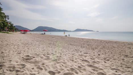 Timelapse-Video-De-Verano-4k-De-La-Playa-Con-Palmeras-De-Coco-Bajo-El-Sol-Durante-El-Día-Con-Playa-De-Arena-Blanca,-Mar-Tranquilo-Y-Cielo-Azul-Claro