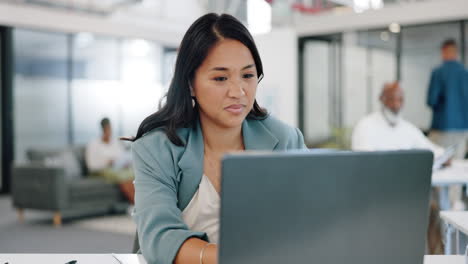 Relajarse,-Negocios-Y-Mujer-Leyendo-Un-Correo-Electrónico