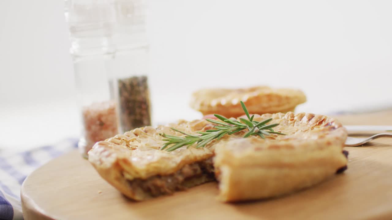 video de una tarta vista desde arriba sobre un fondo de madera