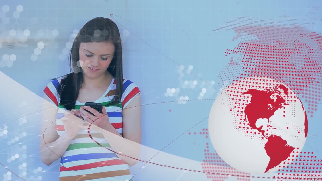 animación de globos y lenguaje informático sobre una mujer caucásica sonriente usando un teléfono inteligente