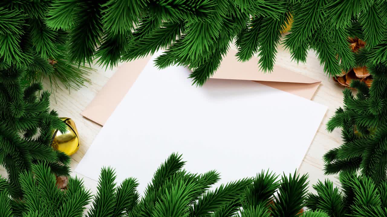 Animasjon av juletre-ramme over papir og konvolutt med plass til tekst på hvit bakgrunn