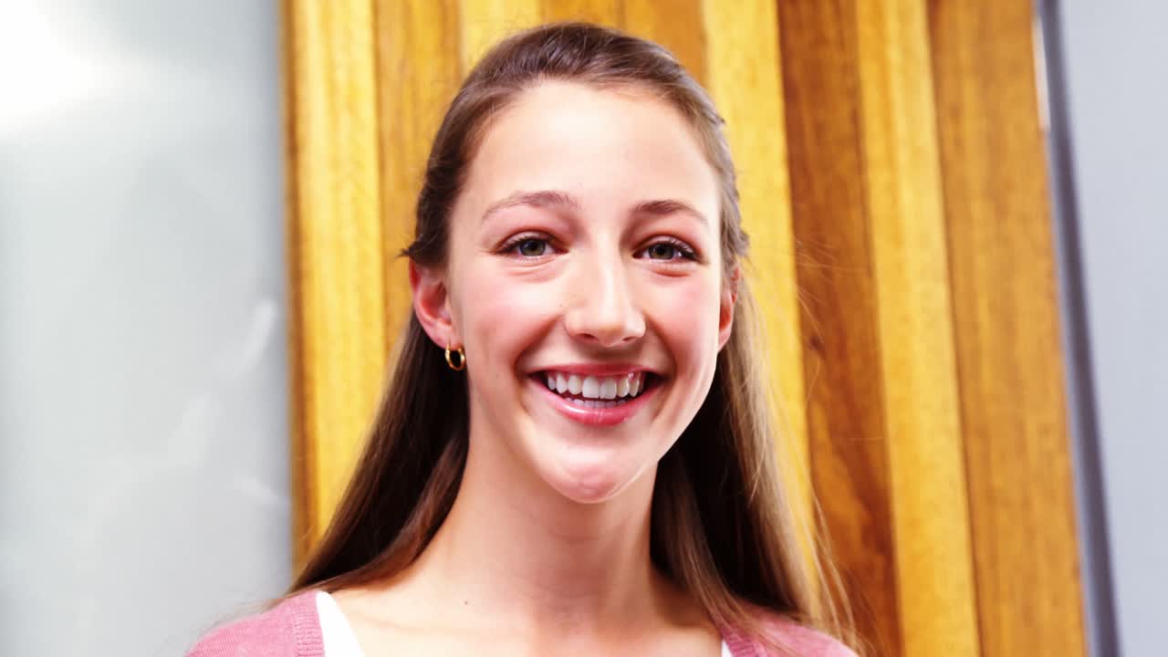 retrato de una colegiala sonriente