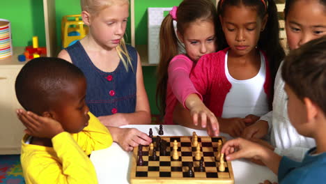 clase preescolar aprendiendo a jugar al ajedrez