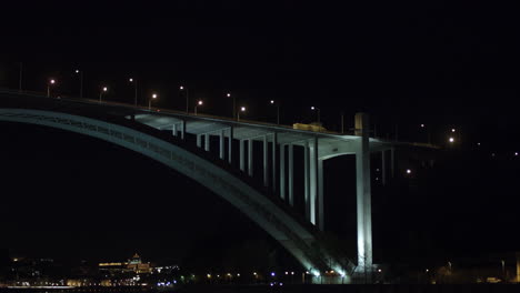 葡萄牙波多的一座桥的夜景