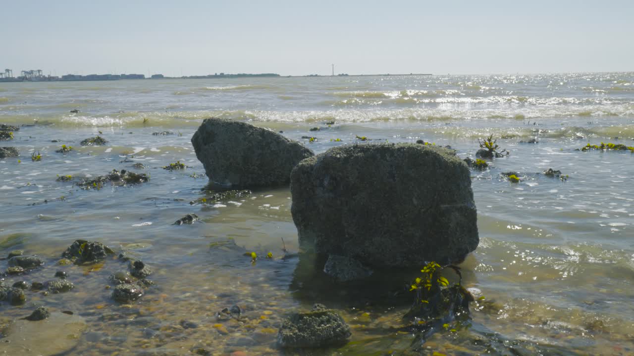 una marea que llega a las costas de harwich, reino unido