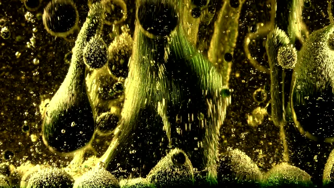 식물성 기름과 물의 혼합물에 있는 거품