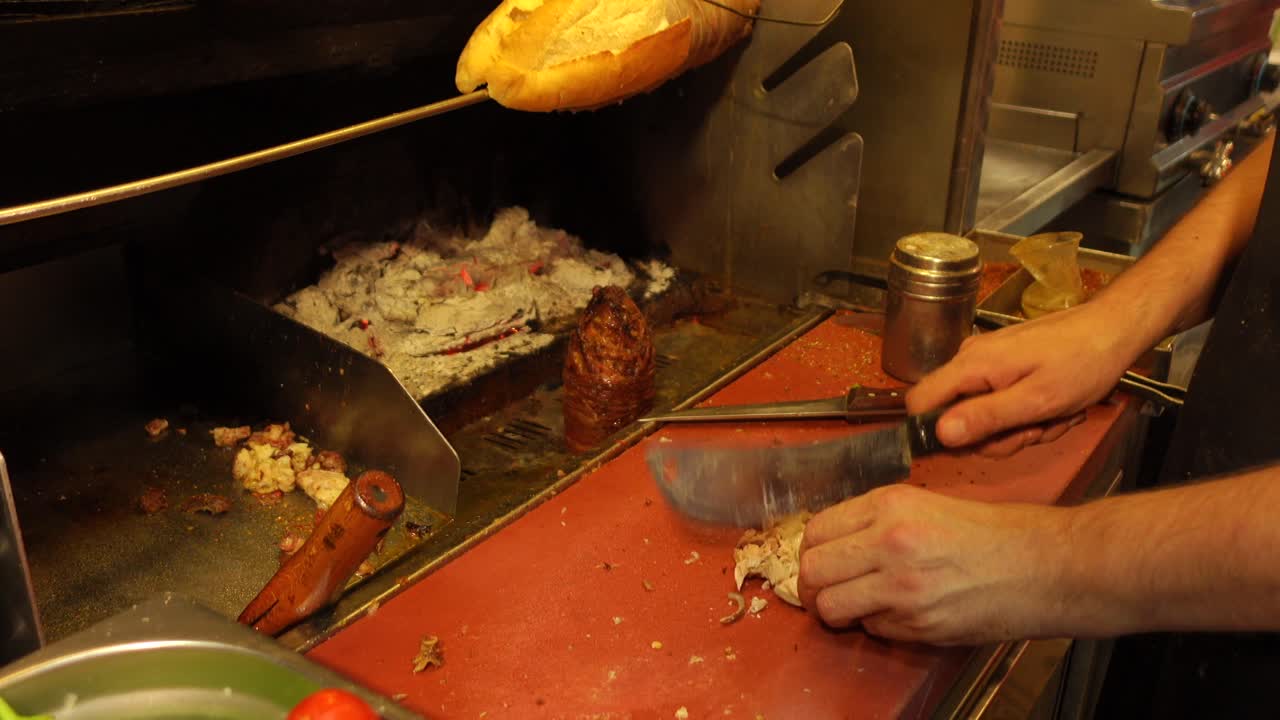 la preparación de kebab turco