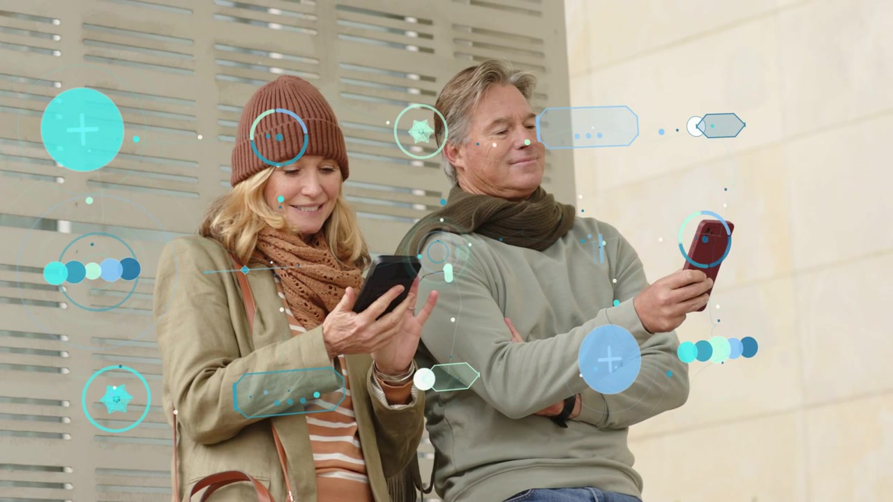 Donna che usa l'input vocale per avviare grafiche tecnologiche AR, mentre un uomo inclina un telefono rosso condividendo gli schermi