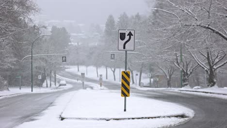 Statische-Aufnahme-Eines-Verkehrszeichens-Auf-Einer-Leeren-Boulevardstraße-Während-Eines-Schneesturms