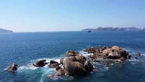 Aerial-drone-shot-of-the-bay-of-Acapulco