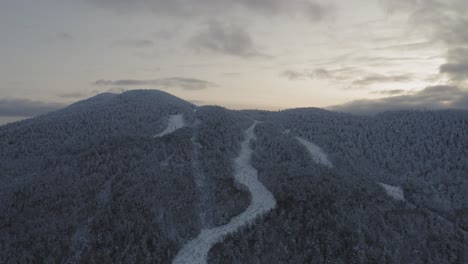 Verlassener-Skilift-Und-Wanderwege-Auf-Dem-Gipfel-Eines-Schneebedeckten-Berges