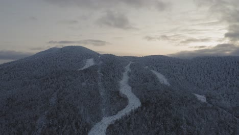 Remonte-Y-Senderos-Abandonados-En-La-Cima-De-Una-Montaña-Cubierta-De-Nieve