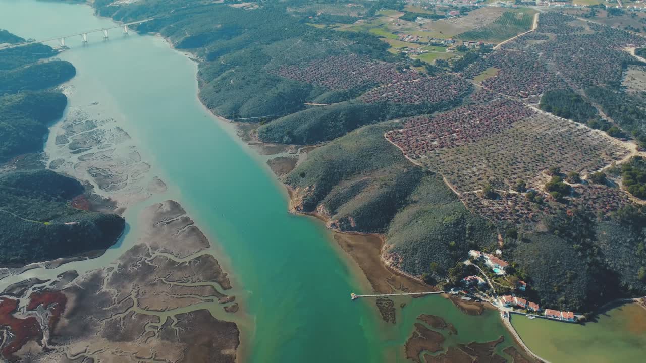 Rive del fiume Mira viste da una prospettiva aerea.