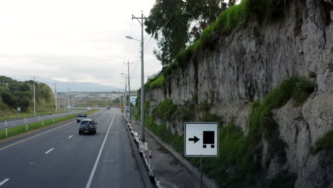 Straße-Und-Naturlandschaft-In-Richtung-Stadt