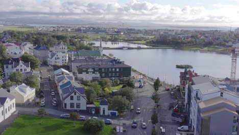 Paisaje-Urbano-Tradicional-En-El-Centro-De-Reykjavik-Con-El-Lago-Tjörnin,-Antena