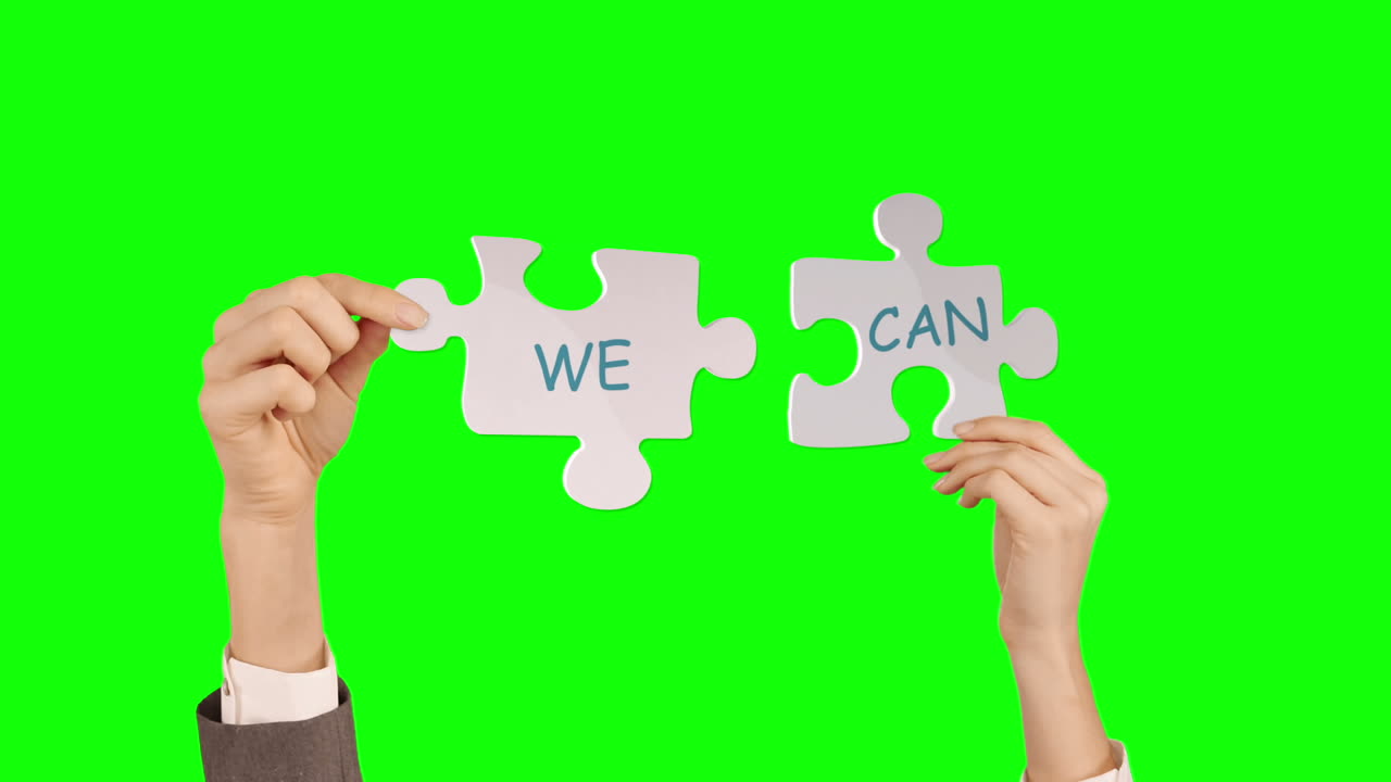 manos sosteniendo piezas de rompecabezas