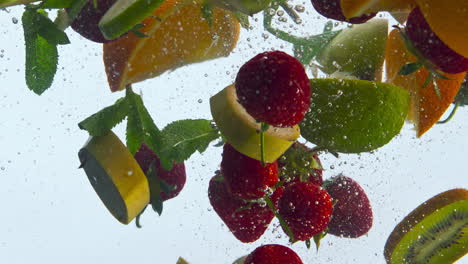 frutas frescas flotando bajo el agua en súper cámara lenta de cerca. comida saludable.