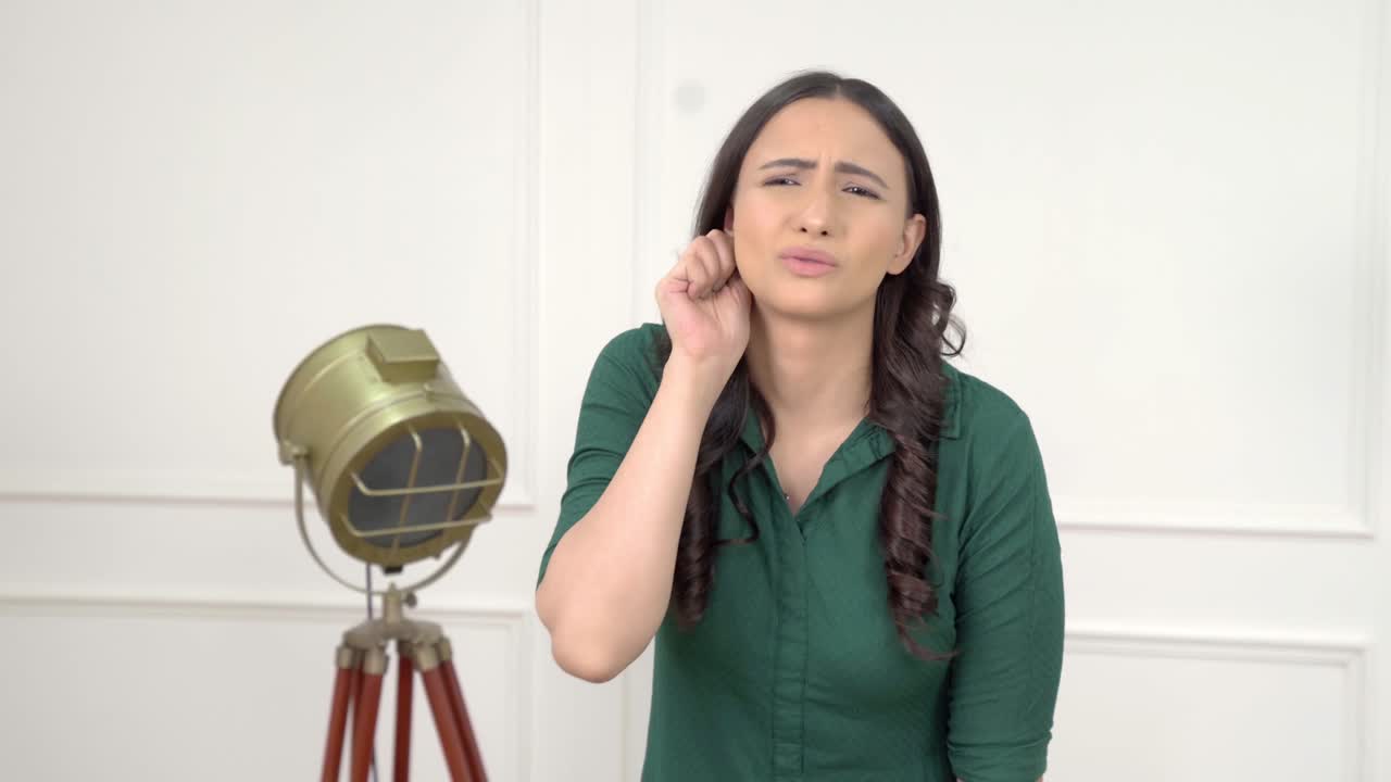 chica india diciendo lo siento y disculpándose