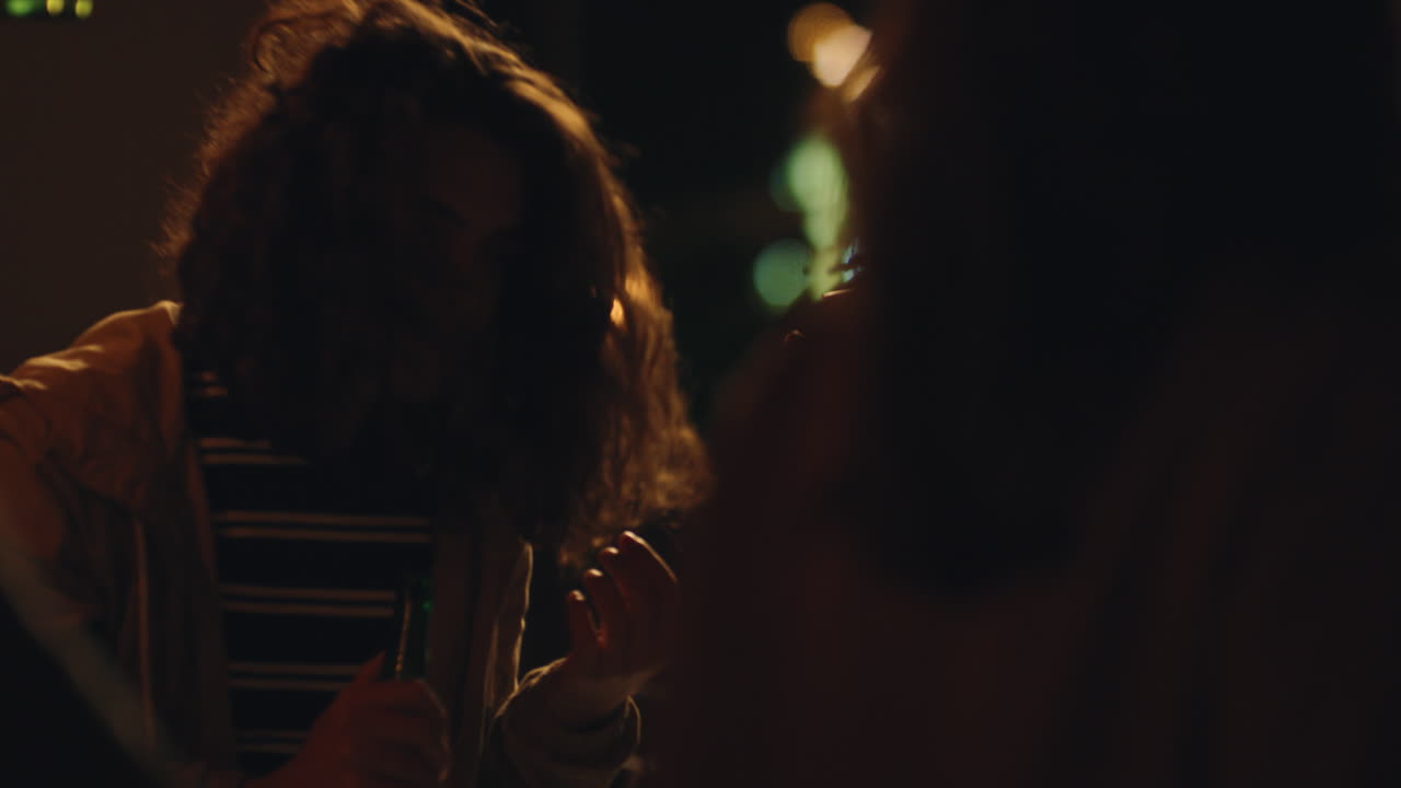 옥상에서 즐기는 젊은 친구들의 그룹 재결합 파티 술을 마시고 재미있게 사교를 나누고 밤에 함께 주말 축하