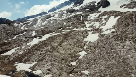 paisaje panorámico aéreo de la montaña de mermelada con parches de nieve en los dolomitas del norte de italia en un día de verano