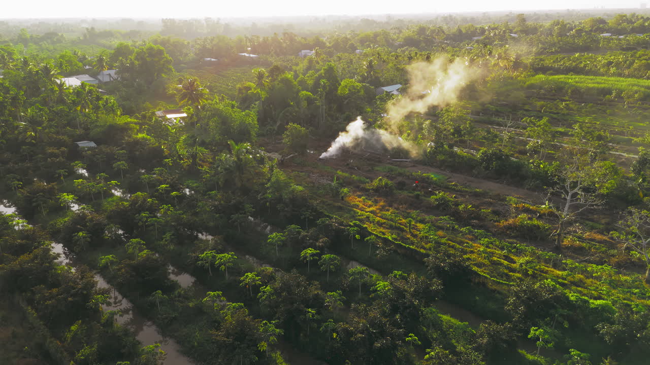vista aérea de tierras agrícolas con humo de las prácticas de tala y quema