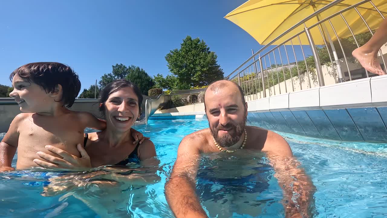 Divertimento in famiglia in piscina