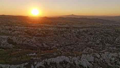 Göreme-Türkei-Antenne-V3-Panoramische-Schwenkansicht,-Die-Große-Hellgoldene-Sonne-Am-Himmel-Und-Spektakuläre-Vulkanische-Landformen-Mit-Surrealen-Felsformationen-Einfängt---Aufgenommen-Mit-Mavic-3-Cine---Juli-2022