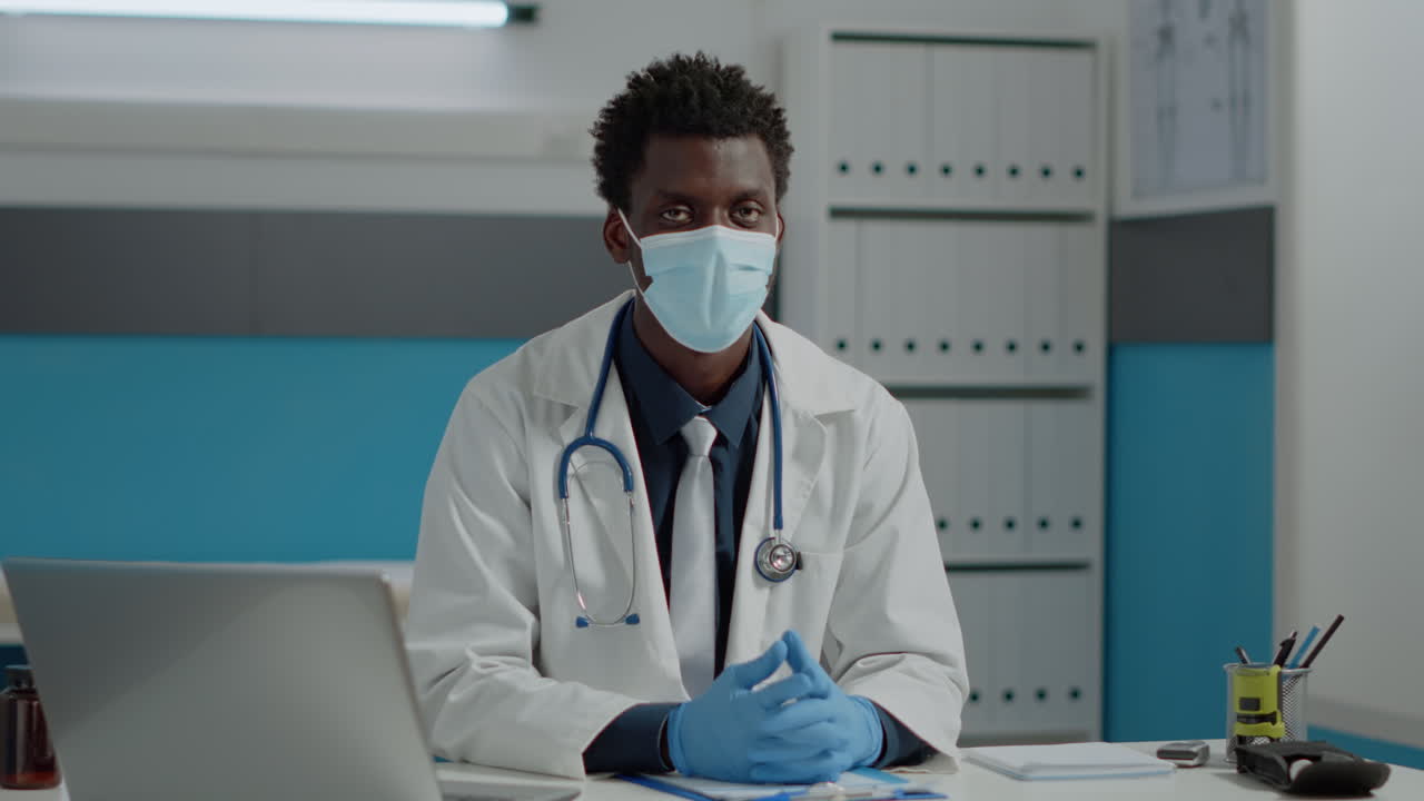 Medico con mascherina alla scrivania
