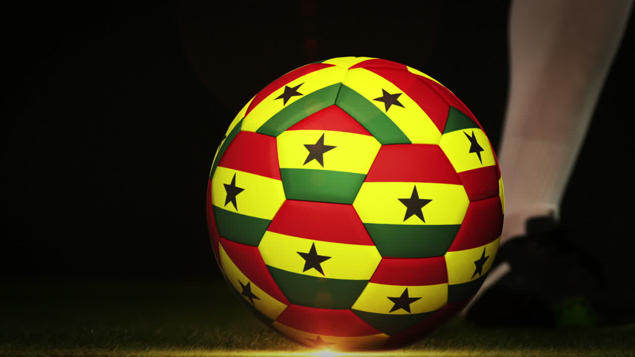 jugador de fútbol pateando la pelota de la bandera de ghana