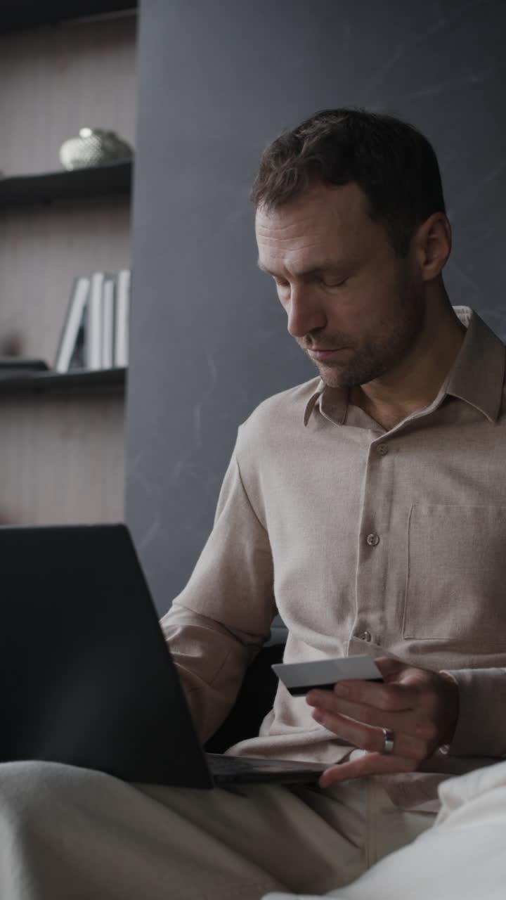 hombre usando portátil y tarjeta de crédito para comprar en línea