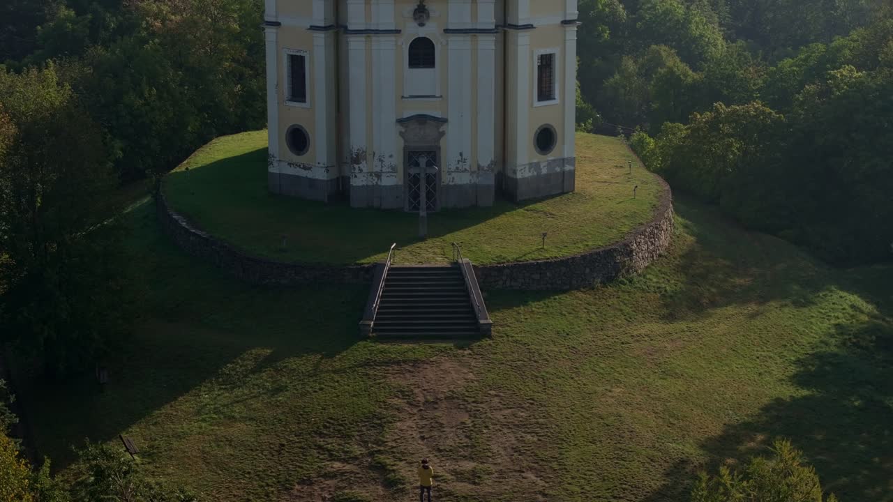 Historický Kostel sv. Jana v Smoloteli obklopený přírodou