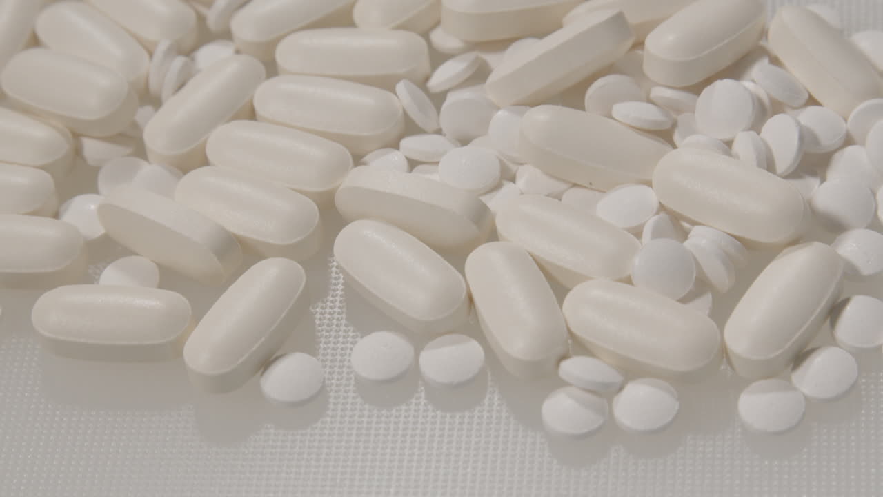 다양한 알약 위의 높은 각도 돌리